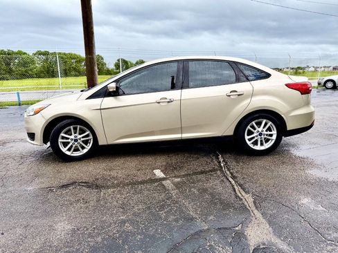 Used 2017 Ford Focus SE w/ Cold Weather Package FWD image 6