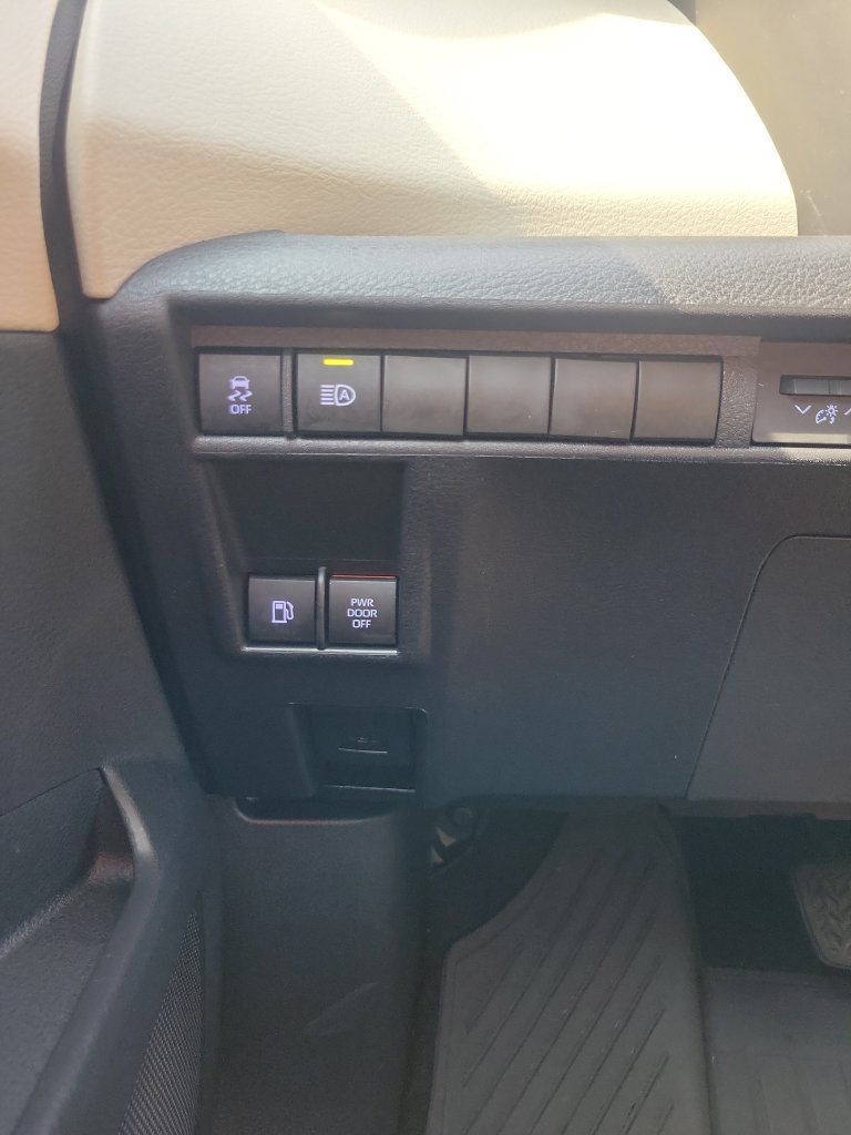 Certified 2022 Toyota Sienna XLE FWD image 35