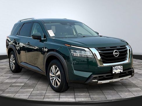 Used 2023 Nissan Pathfinder SL AWD/4WD image 3