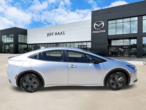 Used 2025 Toyota Prius SE image 5