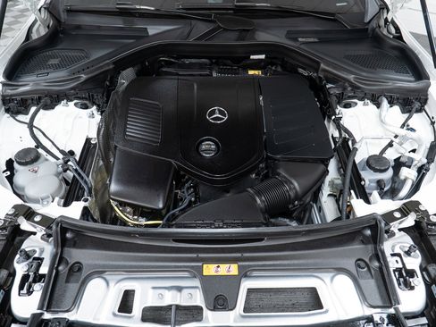 Used 2025 Mercedes-Benz GLC 300 4MATIC image 9