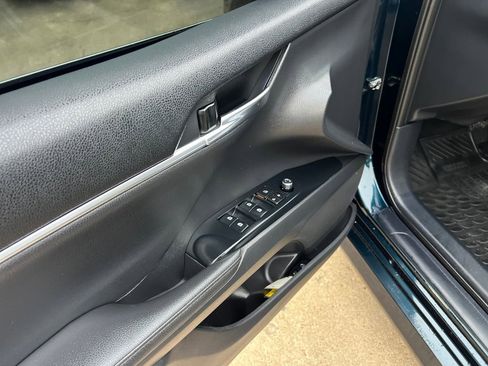 Used 2020 Toyota Camry XLE image 12