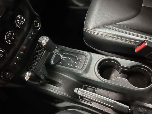 Used 2018 Jeep Wrangler Unlimited Sahara w/ Mopar Chrome Edition Group AWD/4WD image 17