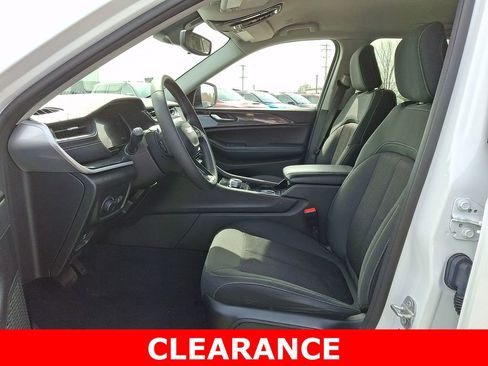 Used 2023 Jeep Grand Cherokee Laredo AWD/4WD image 14