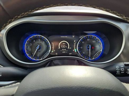 Used 2022 Chrysler Pacifica Touring-L FWD image 10
