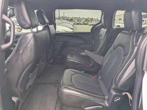 Used 2025 Chrysler Pacifica Select image 14
