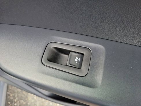 Certified 2024 Volkswagen Taos SE w/ Panoramic Sunroof Package image 9