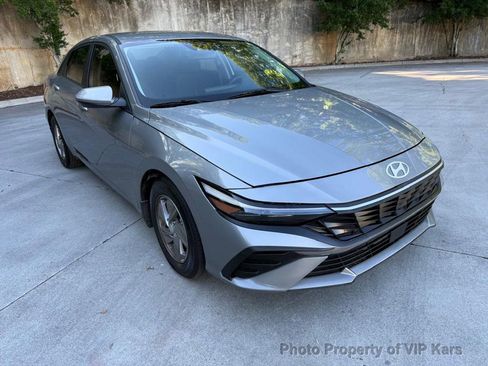 Used 2024 Hyundai Elantra SE FWD image 3