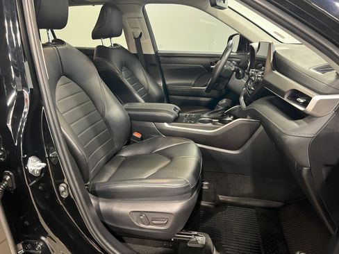 Used 2023 Toyota Highlander XLE image 39