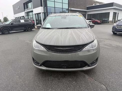 Used 2020 Chrysler Pacifica Touring-L w/ Advanced Safetytec Group FWD image 2