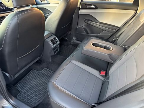 Certified 2023 Volkswagen Taos SE w/ Panoramic Sunroof Package image 17