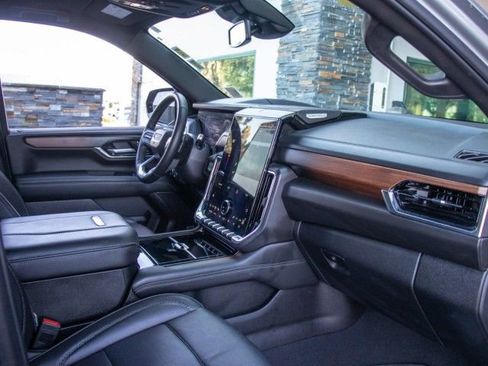 Used 2025 GMC Yukon XL Denali image 17