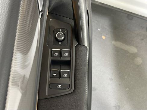 Used 2022 Volkswagen Tiguan SE image 17