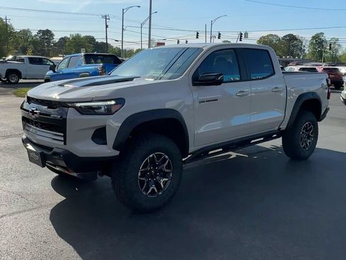 Used 2026 Chevrolet Colorado ZR2 w/ Technology Package AWD/4WD image 4