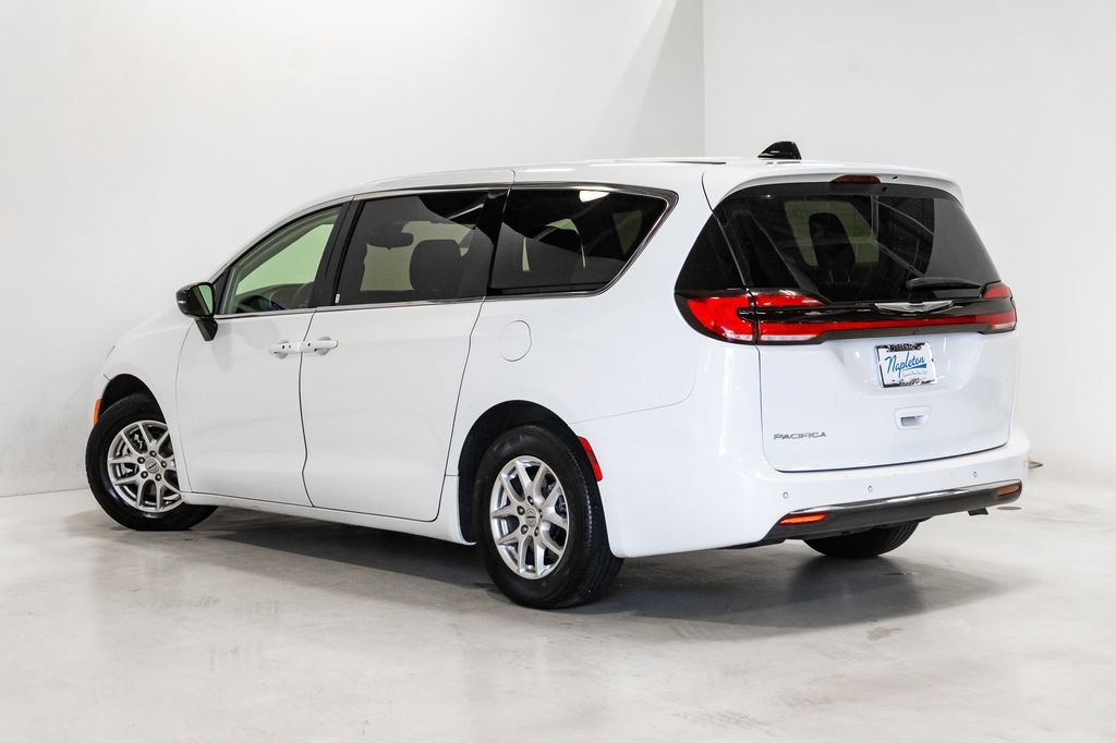 Certified 2024 Chrysler Pacifica Touring-L FWD image 28
