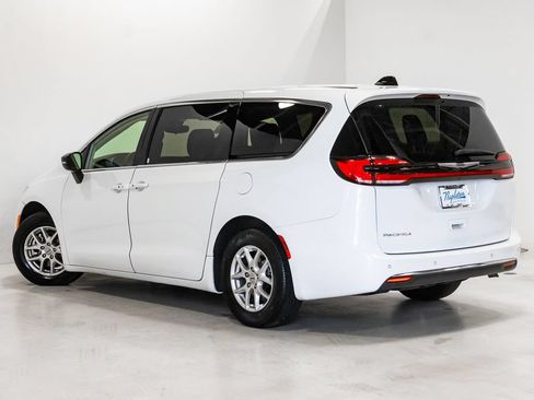 Certified 2024 Chrysler Pacifica Touring-L FWD image 28