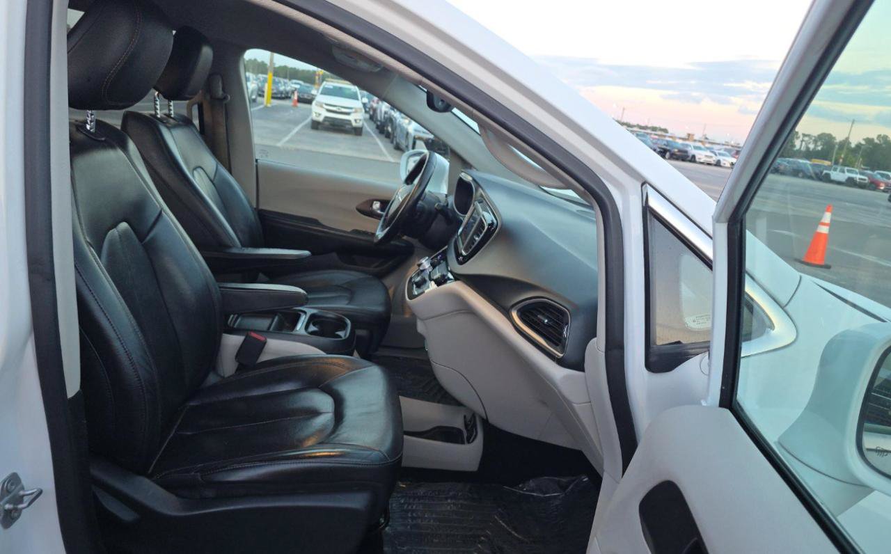 Used 2019 Chrysler Pacifica Touring-L FWD image 11
