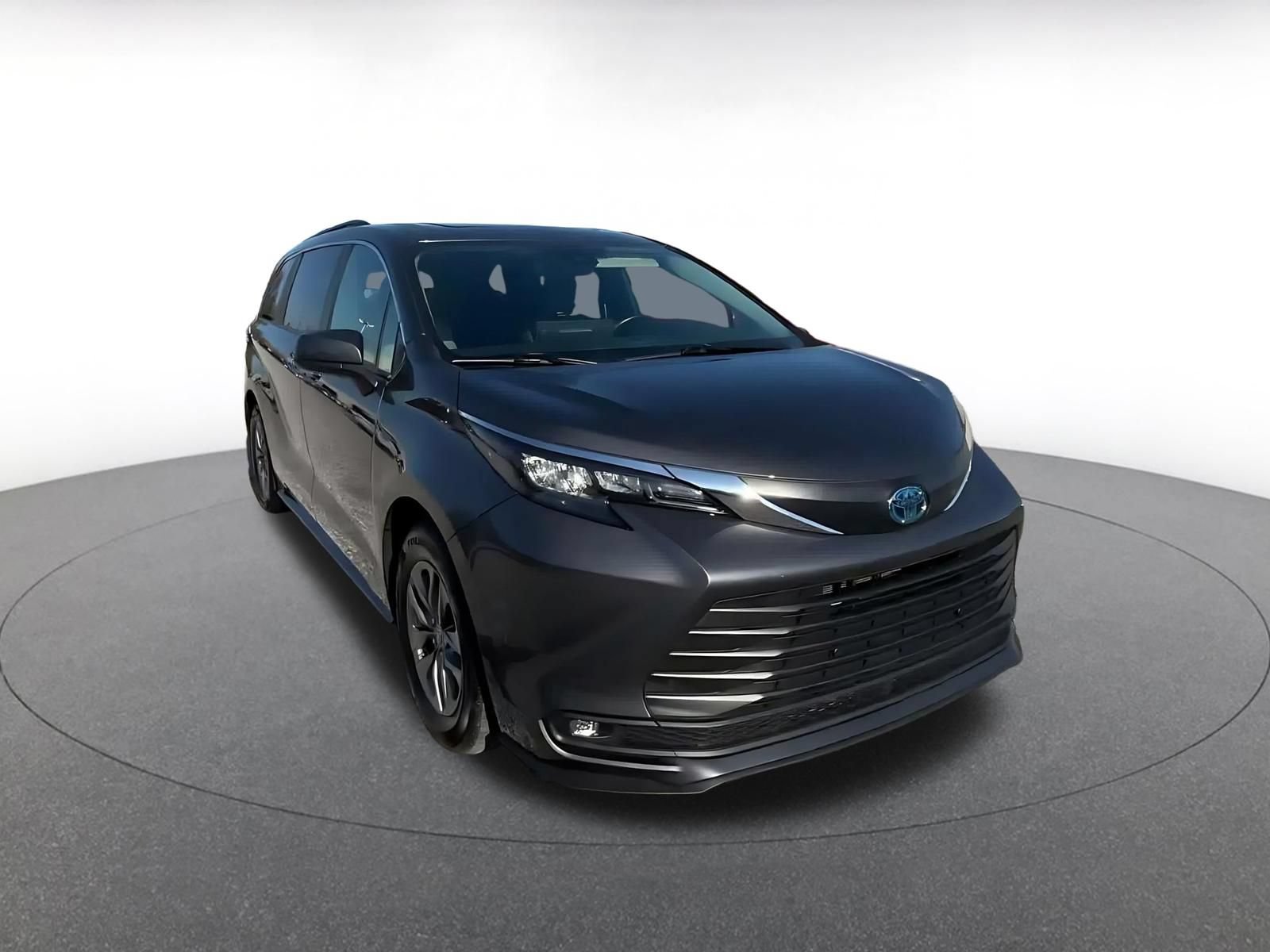 Used 2025 Toyota Sienna XLE FWD image 3