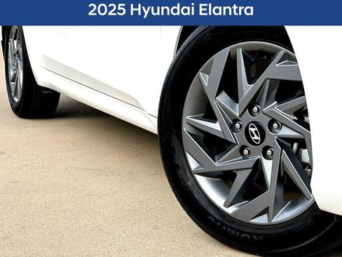 Used 2025 Hyundai Elantra Blue image 2