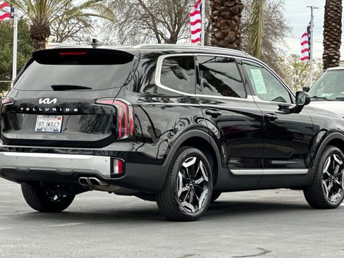Used 2023 Kia Telluride EX w/ EX Captain's Chair Package image 3