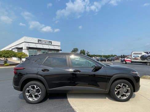 Used 2025 Chevrolet Trax LT FWD image 8