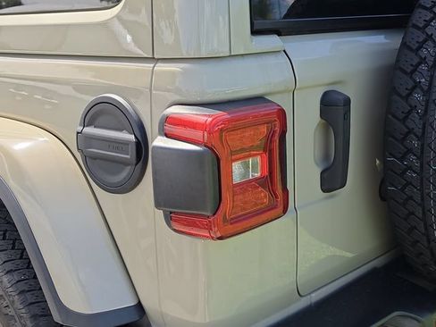 Used 2022 Jeep Wrangler Unlimited Sahara AWD/4WD image 10