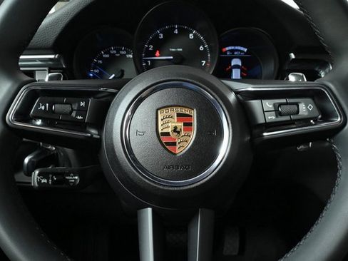 Certified 2025 Porsche Macan image 9