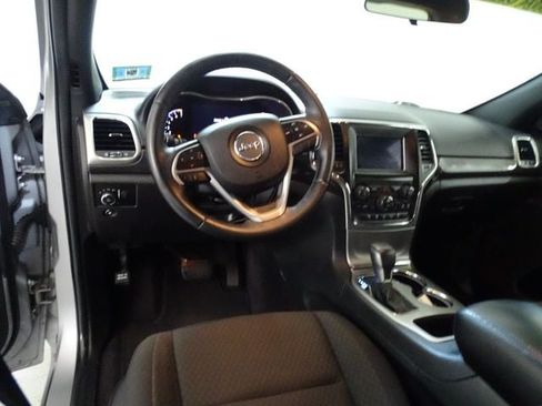 Used 2018 Jeep Grand Cherokee Laredo AWD/4WD image 4