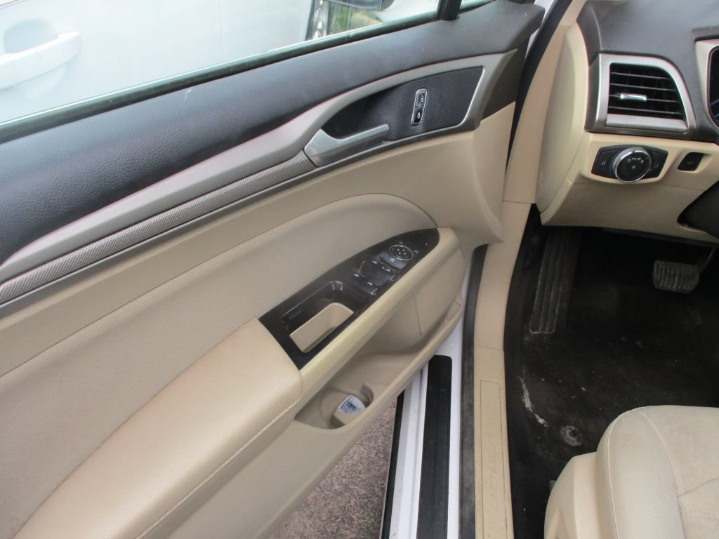 Used 2013 Ford Fusion SE FWD image 10