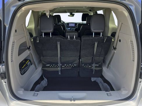 Used 2023 Chrysler Pacifica Touring-L FWD image 32