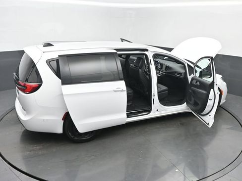 Used 2024 Chrysler Pacifica Limited FWD image 65