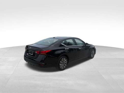Used 2025 Nissan Altima 2.5 SV FWD image 6
