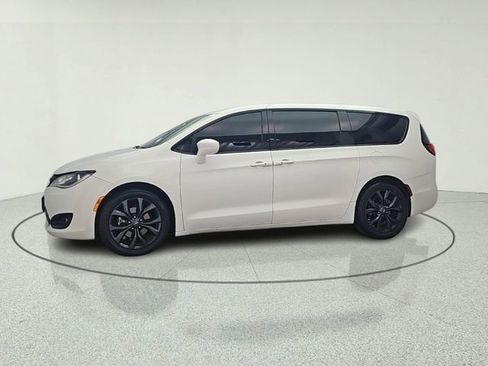 Used 2018 Chrysler Pacifica Touring Plus w/ S Appearance Package FWD image 3
