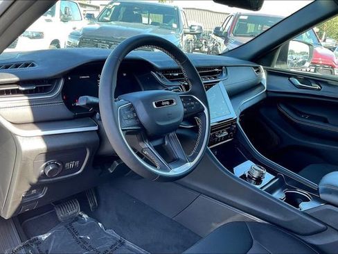 New 2025 Jeep Grand Cherokee Laredo image 6