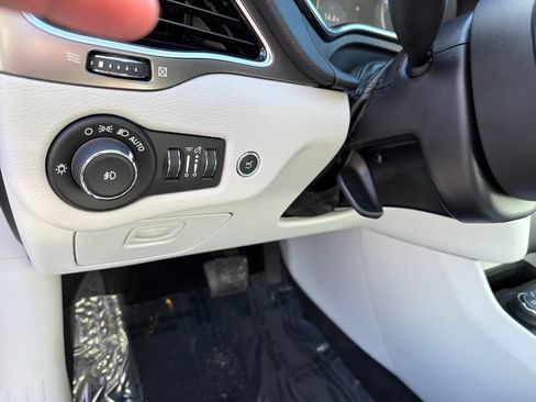 Used 2020 Jeep Cherokee Limited image 19