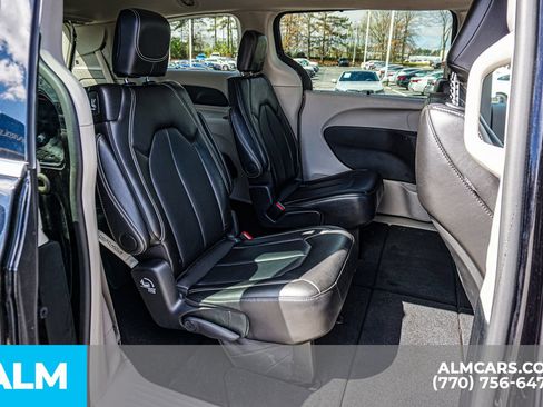 Used 2024 Chrysler Pacifica Touring-L FWD image 24