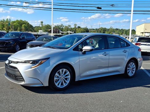 Used 2025 Toyota Corolla LE w/ LE Premium Package FWD image 3