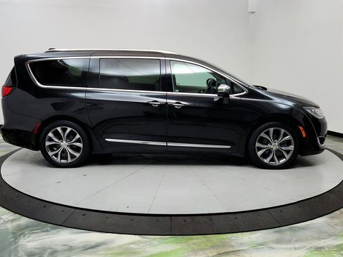 Used 2018 Chrysler Pacifica Limited image 4