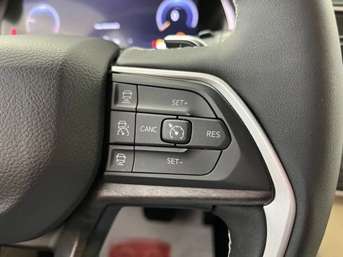 Used 2023 Jeep Grand Cherokee Limited image 18