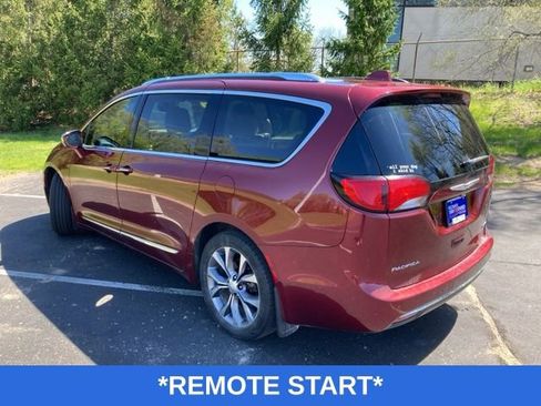 Used 2018 Chrysler Pacifica Limited w/ Tire & Wheel Group FWD image 5