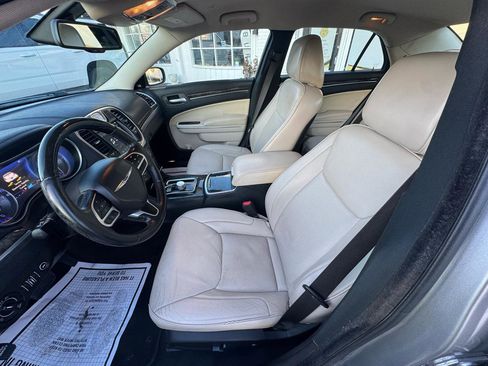 Used 2018 Chrysler 300 Limited image 12