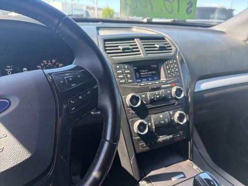 Used 2017 Ford Explorer XLT AWD/4WD image 40