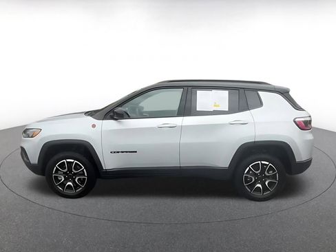 Used 2025 Jeep Compass Trailhawk image 8