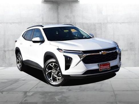 Used 2025 Chevrolet Trax LT w/ LT Convenience Package image 2