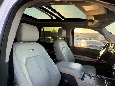 Used 2018 Ford Expedition Platinum image 32