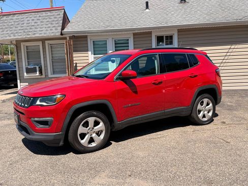Used 2018 Jeep Compass Latitude w/ Popular Equipment Group AWD/4WD image 2