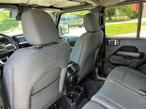 Used 2025 Jeep Wrangler Unlimited Sahara AWD/4WD image 27