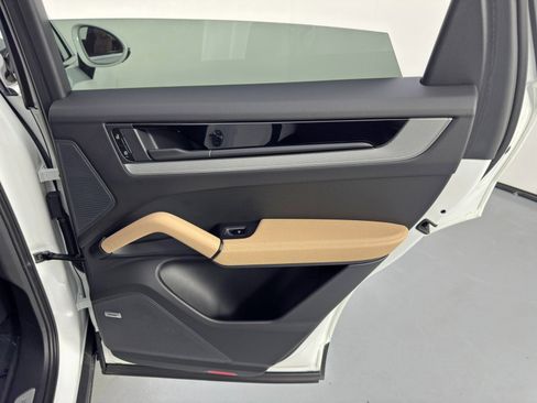 Used 2025 Porsche Cayenne S w/ Premium Package Plus image 51