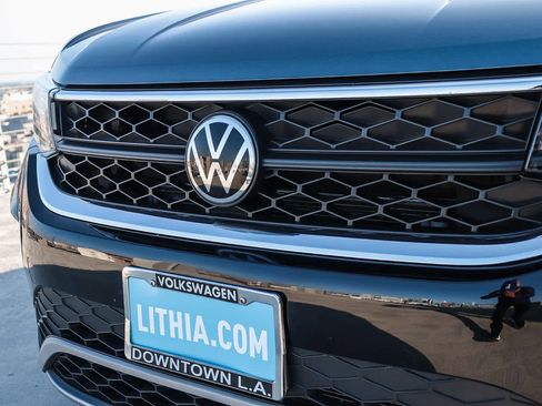 Used 2022 Volkswagen Taos SE w/ Panoramic Sunroof Package image 5