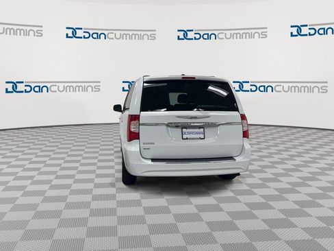 Used 2016 Chrysler Town & Country Touring FWD image 7